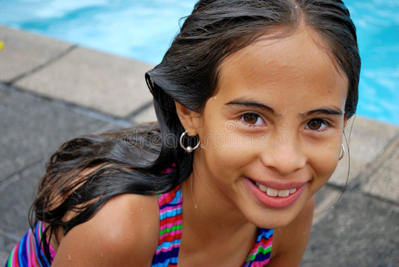 Piccola ragazza ispanica sveglia dal raggruppamento immagine stock libera da diritti