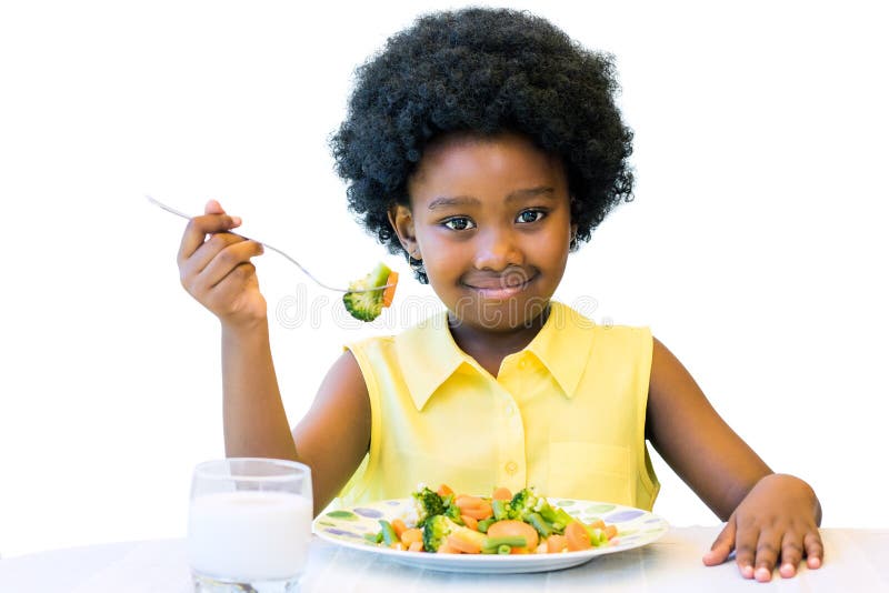 Piccola ragazza nera che mangia farina vegetale sana
