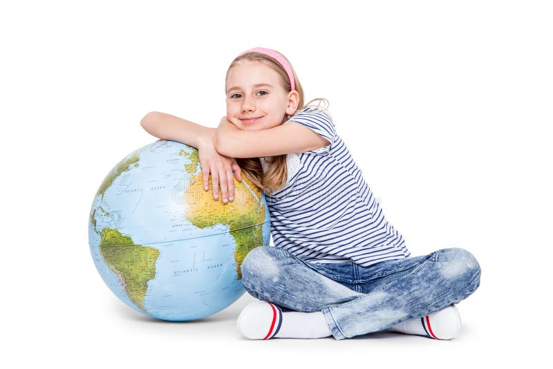 Piccola ragazza sveglia dello studente con il globo Concetto di istruzione scolastica immagini stock Piccola ragazza sveglia dello studente con il globo Concetto di istruzione scolastica immagini stock