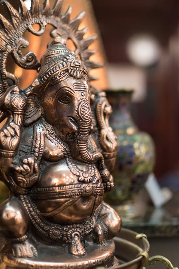 Piccola statuetta di Ganesha, il dio indù del metallo con l'elefante lui fotografie stock Piccola statuetta di Ganesha, il dio indù del metallo con l'elefante lui fotografie stock
