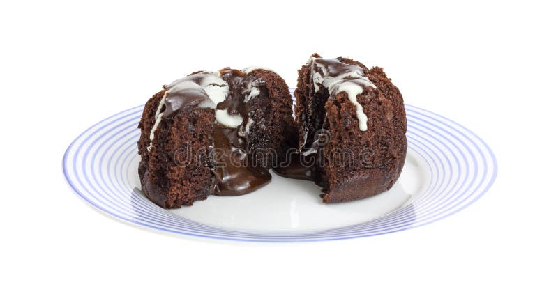 Piccola torta della lava del cioccolato tagliata dentro a metà fotografia stock Piccola torta della lava del cioccolato tagliata dentro a metà fotografia stock