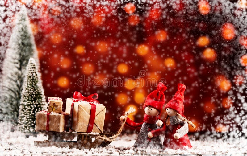Foto Di Natale Neve Inverno 94.Due Figure Sveglie Di Natale Con Una Slitta Dei Regali Immagine Stock Immagine Di Caricato Partito 80719607