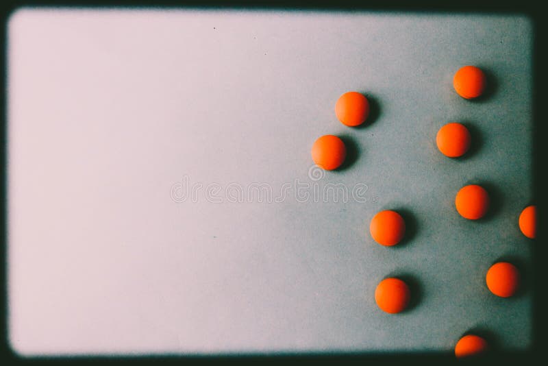 Piccole belle pillole rotonde pharmaceptic mediche giallo arancione, vitamine, droghe, antibiotici su un fondo blu, struttura fotografia stock libera da diritti Piccole belle pillole rotonde pharmaceptic mediche giallo arancione, vitamine, droghe, antibiotici su un fondo blu, struttura fotografia stock libera da diritti