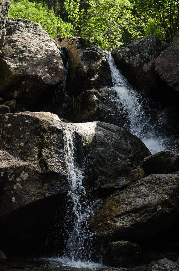 Piccole cascate nella foresta fotografie stock Piccole cascate nella foresta fotografie stock