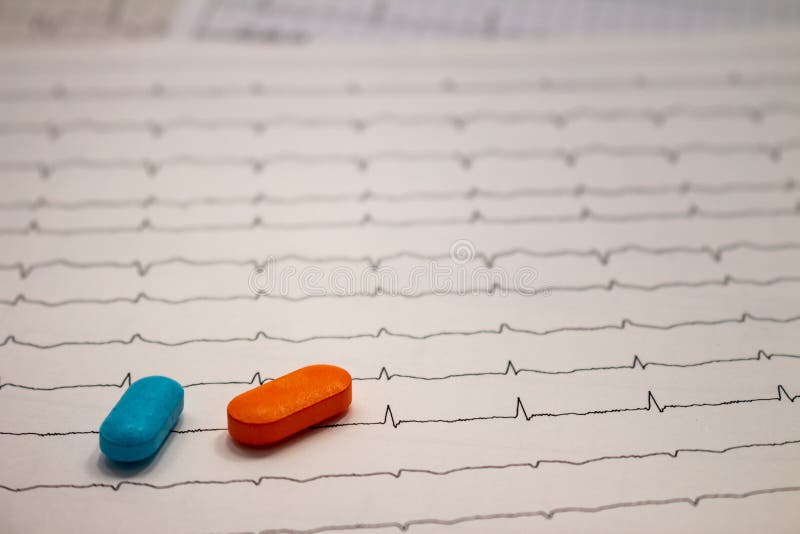 Piccole droghe per uso legale sulle strisce degli elettrocardiogrammi immagini stock libere da diritti Piccole droghe per uso legale sulle strisce degli elettrocardiogrammi immagini stock libere da diritti