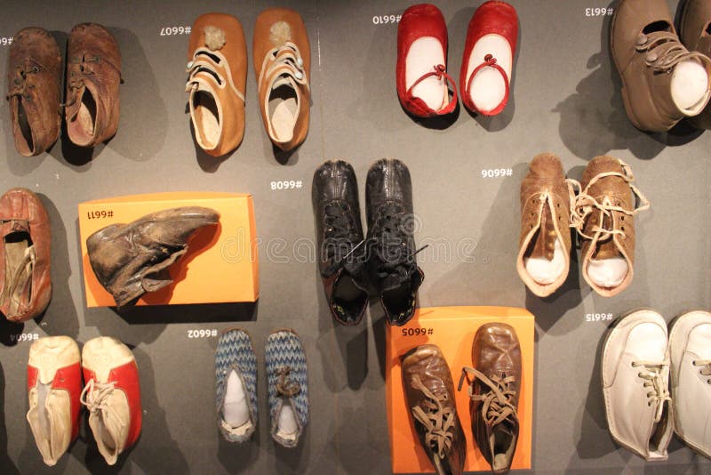 Piccole scarpe storiche minuscole dei bambini fotografia stock libera da diritti Piccole scarpe storiche minuscole dei bambini fotografia stock libera da diritti