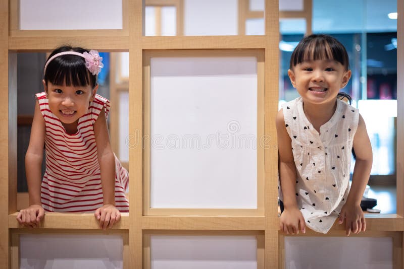 Piccole sorelle cinesi asiatiche che giocano insieme fotografia stock libera da diritti Piccole sorelle cinesi asiatiche che giocano insieme fotografia stock libera da diritti