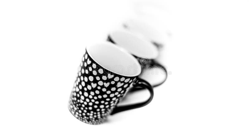 Piccole tazze moderne del caffè espresso isolate su fondo bianco - caffè, caffè fotografia stock libera da diritti Piccole tazze moderne del caffè espresso isolate su fondo bianco - caffè, caffè fotografia stock libera da diritti