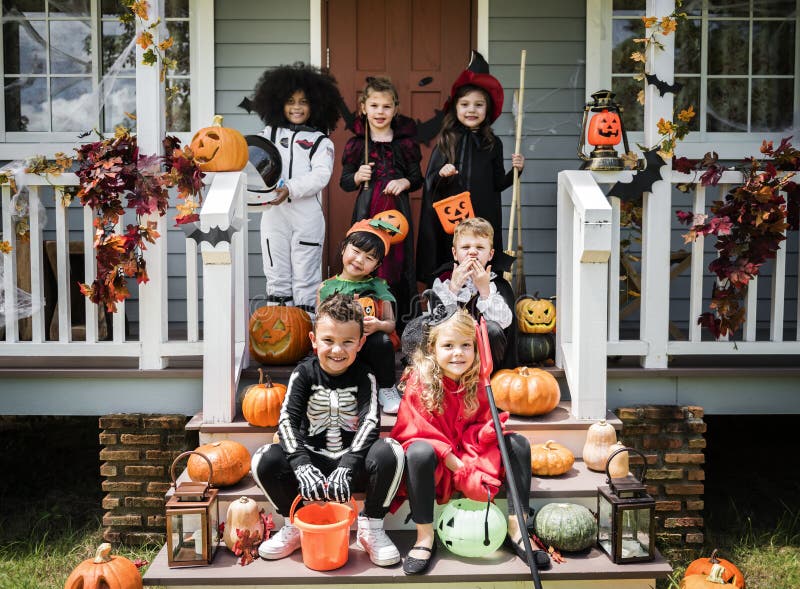Piccoli bambini in costumi di Halloween fotografia stock