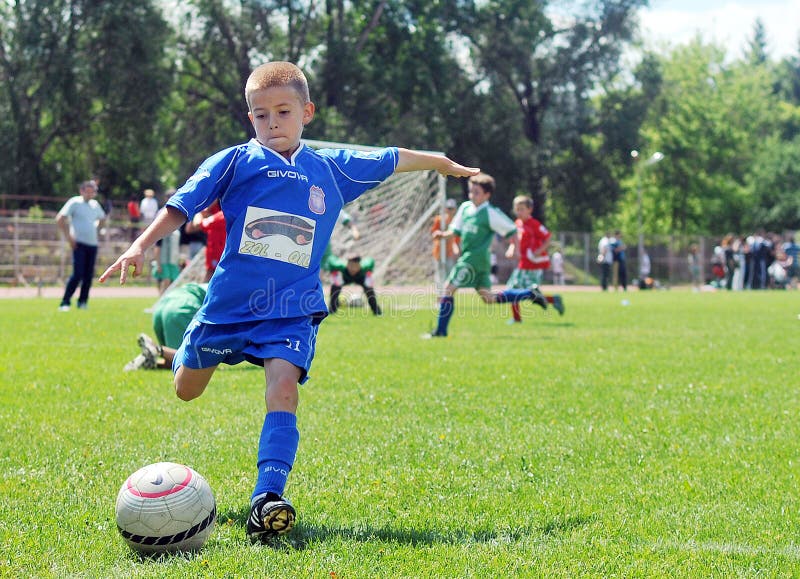 Un bambino piccolo gioca a calcio fotografie stock libere da diritti