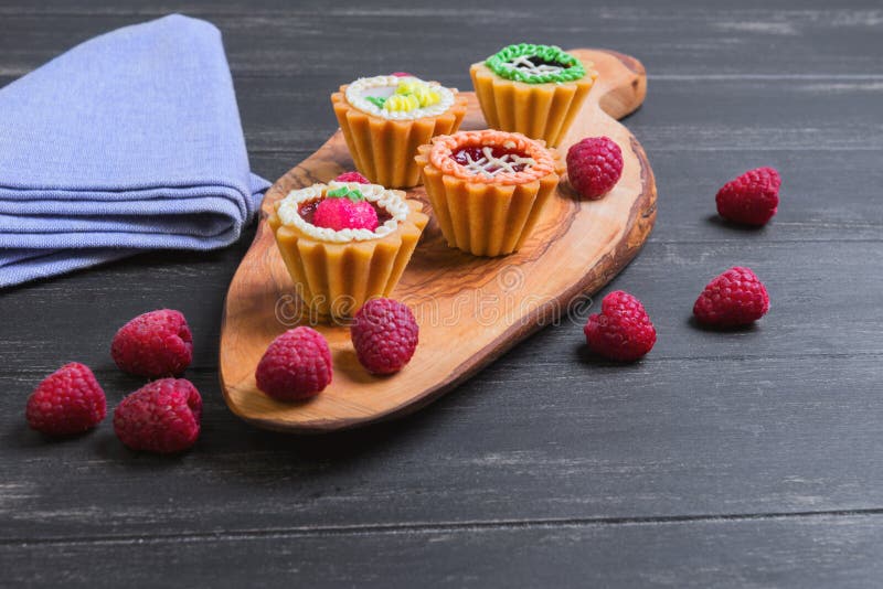 Piccoli petit four dei dolci immagini stock libere da diritti Piccoli petit four dei dolci immagini stock libere da diritti