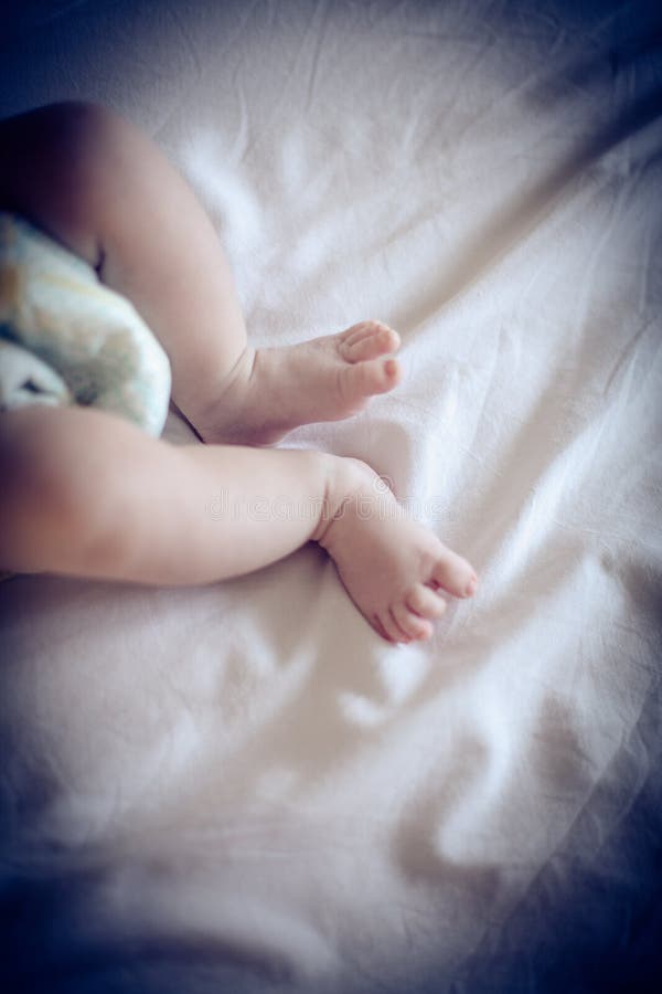 Piccoli piedi del bambino fotografie stock