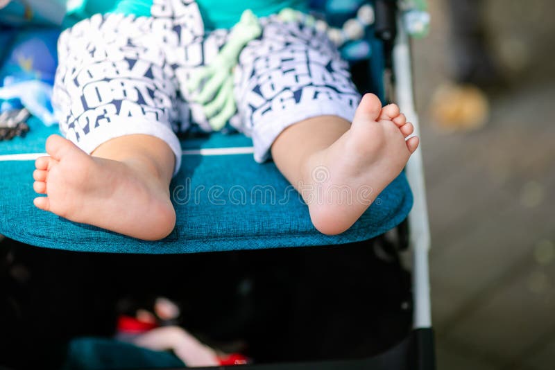 Piccoli piedi del neonato Dita piacevoli Primo piano fotografia stock Piccoli piedi del neonato Dita piacevoli Primo piano fotografia stock