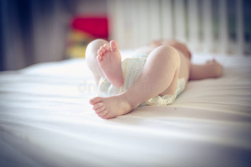Piccoli piedi svegli del bambino immagine stock libera da diritti