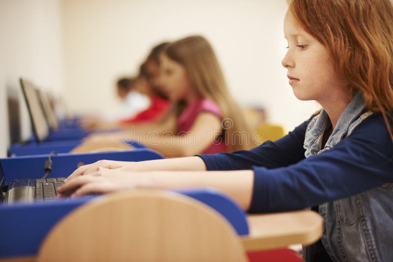 Piccoli studenti nell'aula fotografia stock libera da diritti