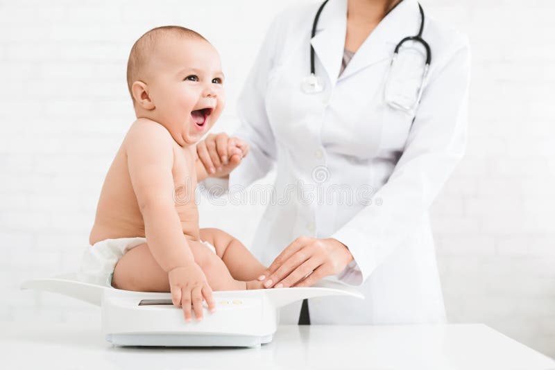 Piccolo bambino adorabile del bambino con il pediatra femminile fotografie stock libere da diritti Piccolo bambino adorabile del bambino con il pediatra femminile fotografie stock libere da diritti