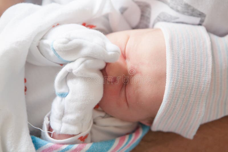 Piccolo bambino appena nato fotografia stock libera da diritti Piccolo bambino appena nato fotografia stock libera da diritti