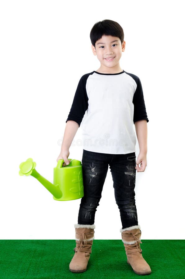 Piccolo bambino asiatico di sorriso con l'innaffiatoio fotografia stock libera da diritti