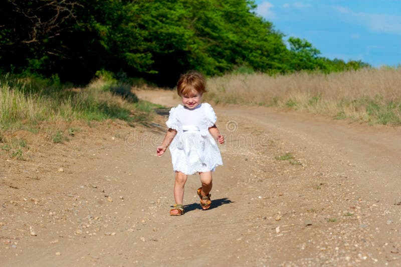 Piccolo bambino di sorriso nel vestito bianco fotografia stock