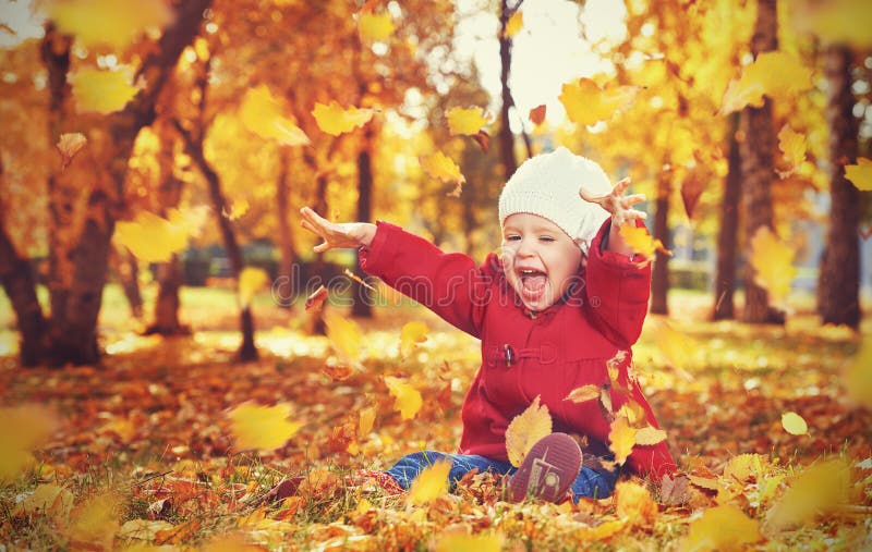Piccolo bambino felice, neonata che ride e che gioca in autunno fotografia stock