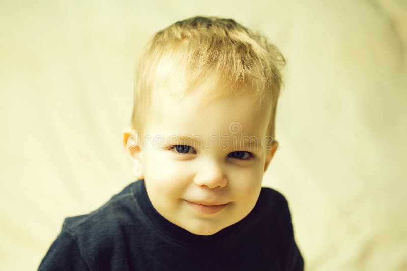 Piccolo bambino sorridente del ragazzo immagine stock libera da diritti Piccolo bambino sorridente del ragazzo immagine stock libera da diritti