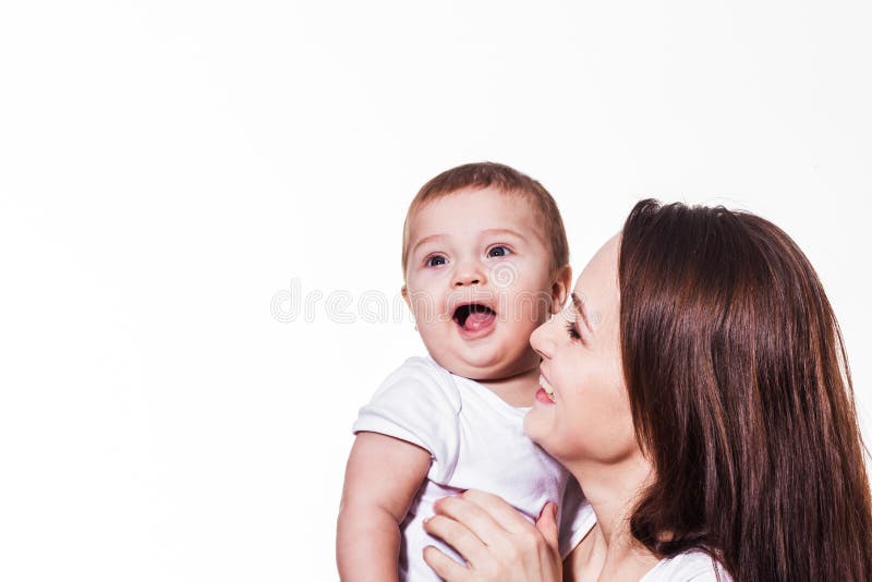 Piccolo bambino sveglio che ride in mano del ` s della madre immagine stock Piccolo bambino sveglio che ride in mano del ` s della madre immagine stock