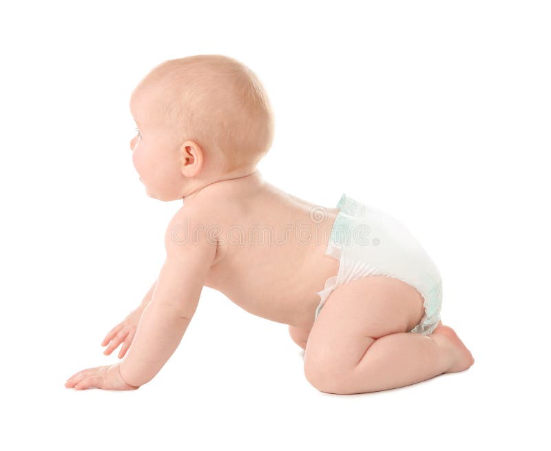 Piccolo bambino sveglio che striscia sul fondo bianco