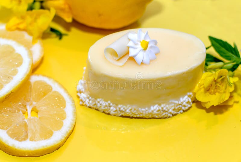 Piccolo, bello dolce lustrato del limone fotografia stock libera da diritti Piccolo, bello dolce lustrato del limone fotografia stock libera da diritti