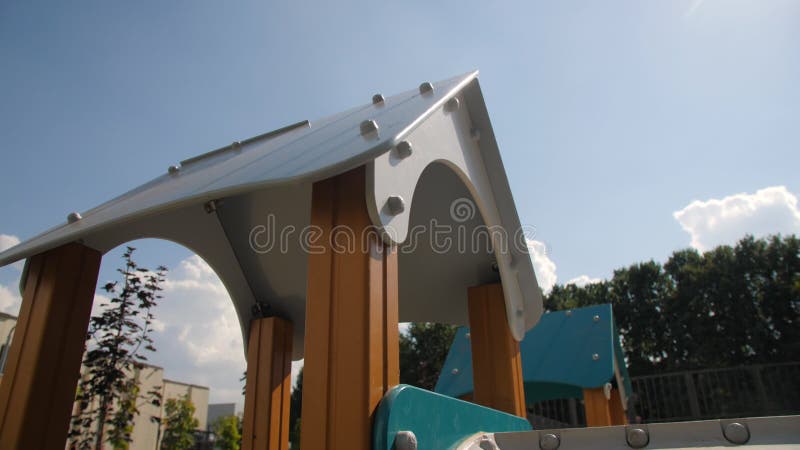 Piccolo, colorato arboreo di legno in labirinto sul parco giochi per bambini archivi video