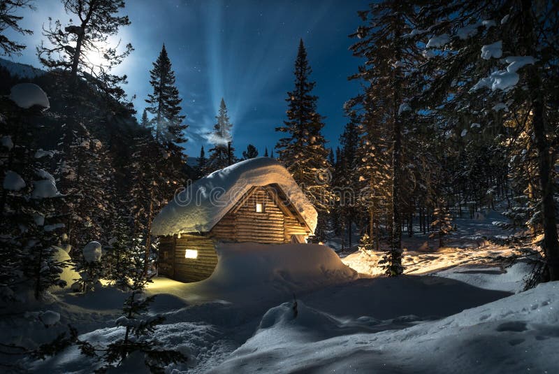 Piccolo Cottage In Una Bella Foresta Della Neve Alla Notte Della Luna Immagine Stock Immagine Di Congelato Rurale