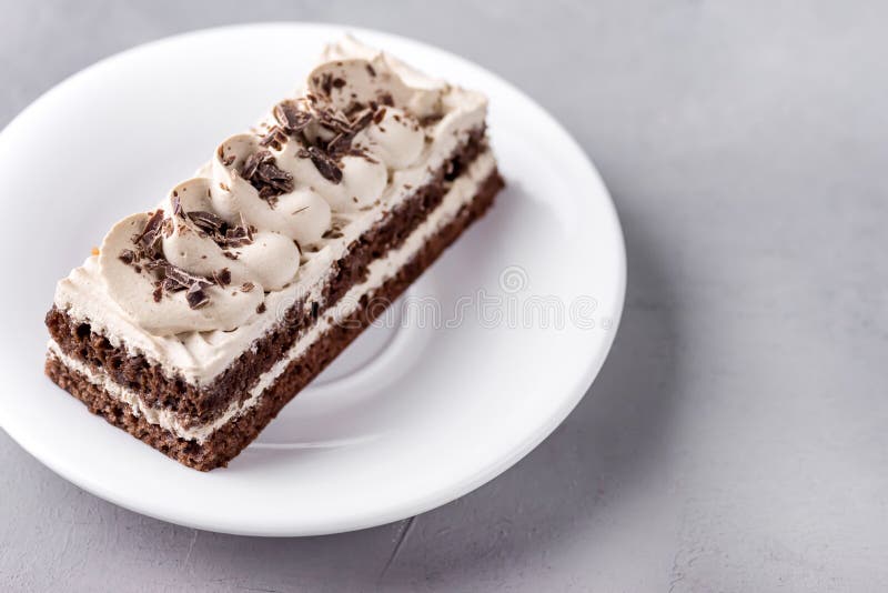 Piccolo dolce di cioccolato del caffè sulla fine bianca della pasticceria del dolce di cioccolato di Grey Background Tasty Beauti immagine stock Piccolo dolce di cioccolato del caffè sulla fine bianca della pasticceria del dolce di cioccolato di Grey Background Tasty Beauti immagine stock