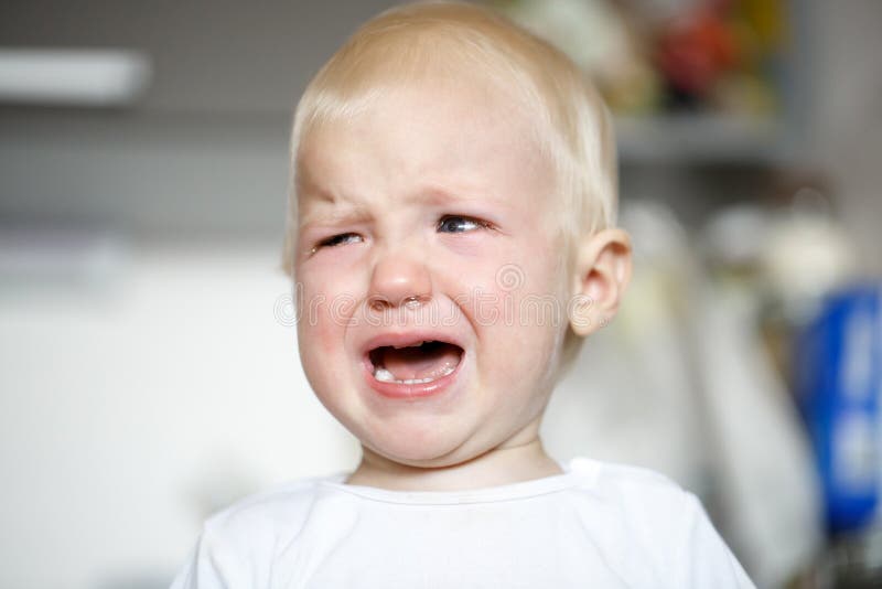 Piccolo e bambino gridante malato nel dolore immagini stock libere da diritti Piccolo e bambino gridante malato nel dolore immagini stock libere da diritti