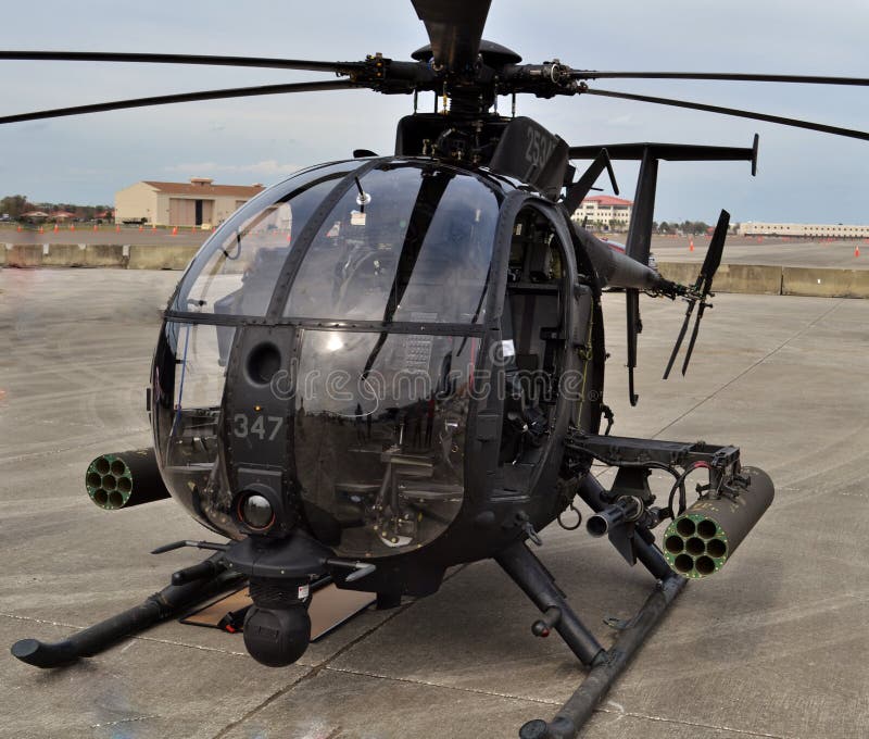 Piccolo elicottero dell'uccello delle forze speciali AH-6