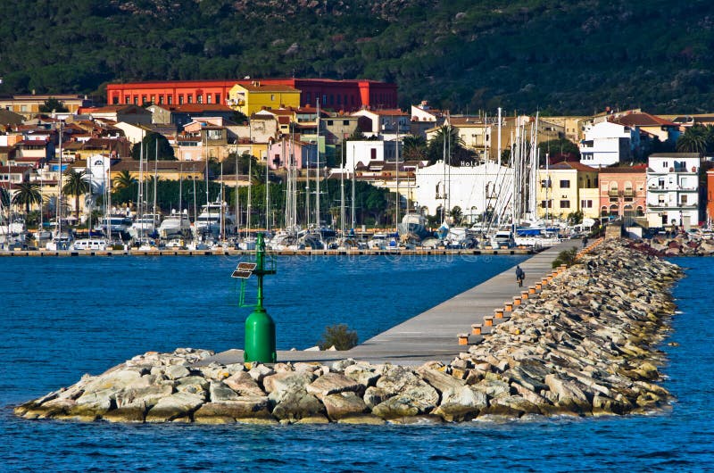 Piccolo faro verde all'entrata al porto di Carloforte all'isola di San Pietro, Sardegna fotografia stock Piccolo faro verde all'entrata al porto di Carloforte all'isola di San Pietro, Sardegna fotografia stock