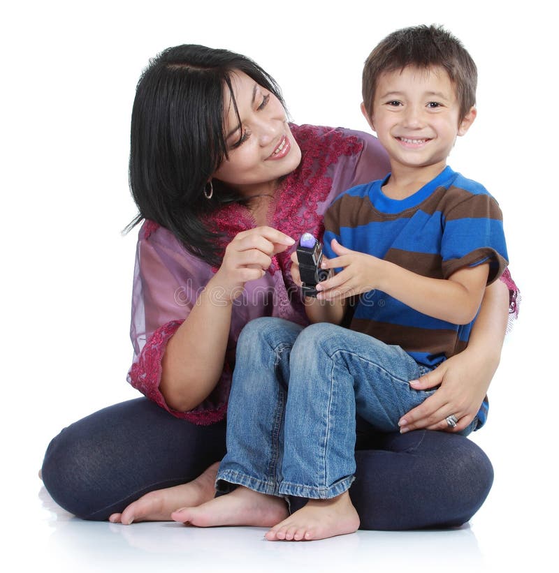 Piccolo figlio con la sua madre graziosa immagine stock