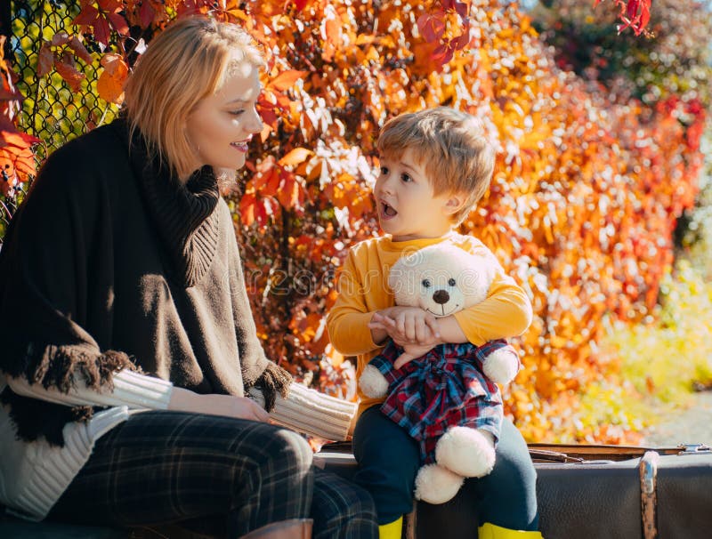 Piccolo figlio della mamma comunicare il fondo del fogliame di autunno Relazioni fiduciose Paternit? ed educazione Amore e fiduci immagini stock libere da diritti Piccolo figlio della mamma comunicare il fondo del fogliame di autunno Relazioni fiduciose Paternit? ed educazione Amore e fiduci immagini stock libere da diritti