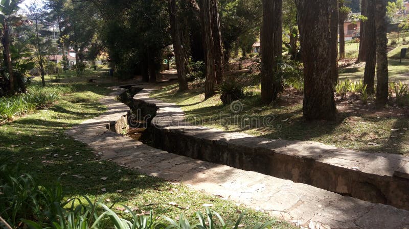 PICCOLO FIUME CHE TAGLIA IL PARCO immagine stock libera da diritti PICCOLO FIUME CHE TAGLIA IL PARCO immagine stock libera da diritti