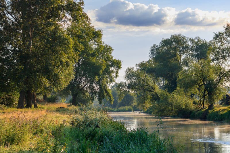 Una Vista Del Fiume E Di Un Cielo Blu Con Le Nuvole, Giorno Soleggiato
