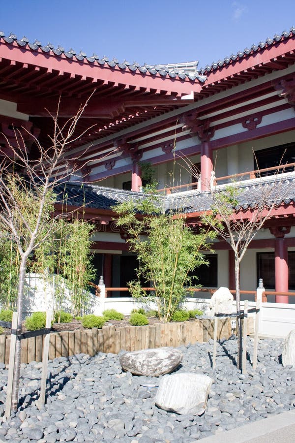 Piccolo giardino in un tempio asiatico fotografia stock libera da diritti