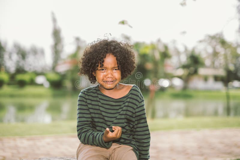 Piccolo gridare afroamericano del ragazzo fotografia stock Piccolo gridare afroamericano del ragazzo fotografia stock