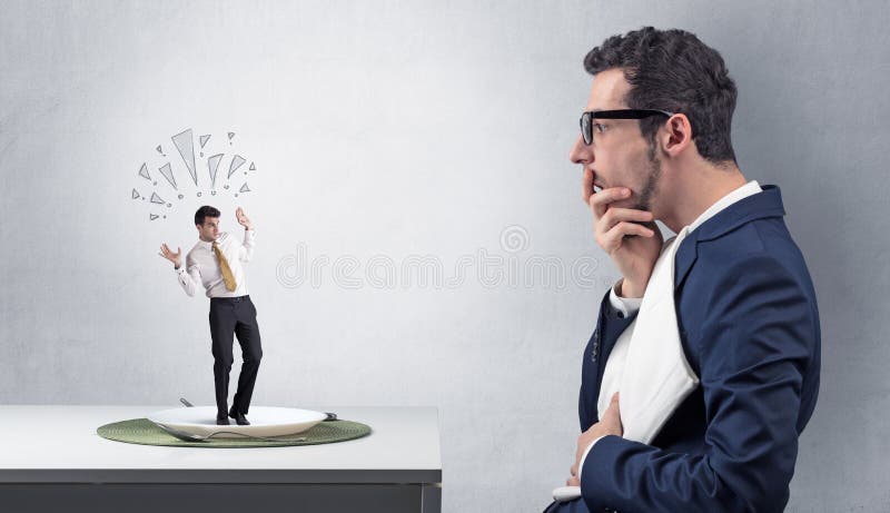 Piccolo imprenditore guting dell'uomo d'affari enorme fotografie stock Piccolo imprenditore guting dell'uomo d'affari enorme fotografie stock