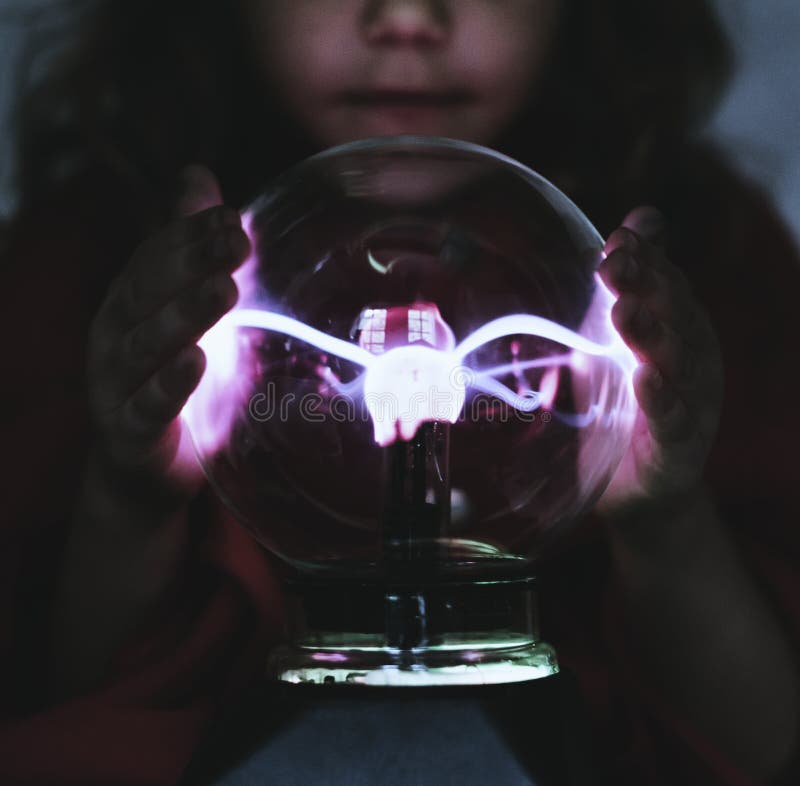 Piccolo indovino con una palla del plasma immagine stock