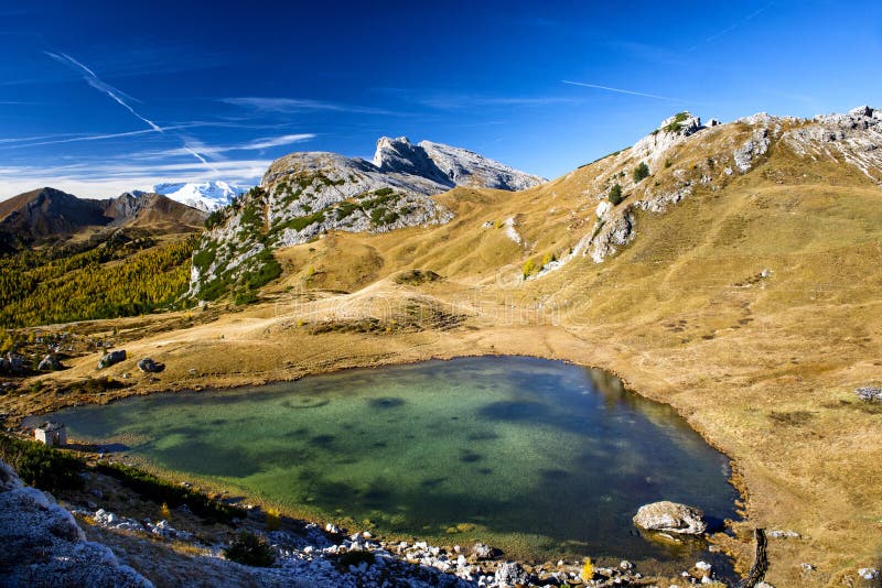 Piccolo lago dolomitico Valparola, passaggio di Valparola, dolomia, Italia fotografie stock libere da diritti Piccolo lago dolomitico Valparola, passaggio di Valparola, dolomia, Italia fotografie stock libere da diritti