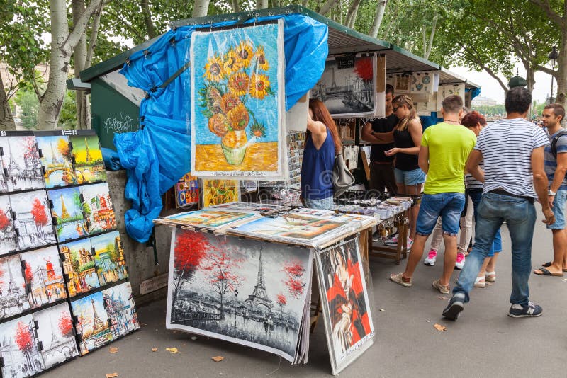 Piccolo negozio di ricordo e di arte a Parigi, Francia immagini stock Piccolo negozio di ricordo e di arte a Parigi, Francia immagini stock