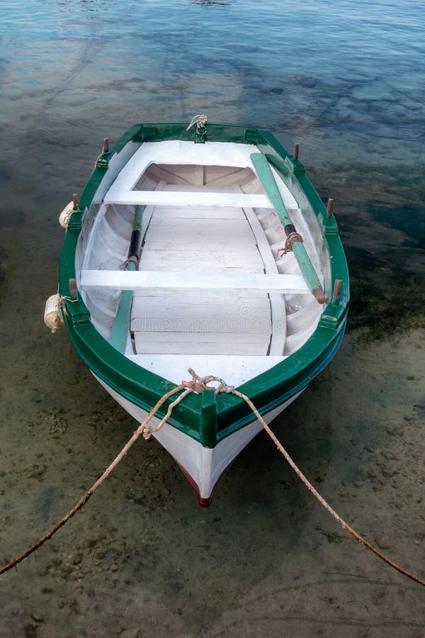 Piccolo peschereccio di legno tradizionale in porto fotografia stock libera da diritti Piccolo peschereccio di legno tradizionale in porto fotografia stock libera da diritti