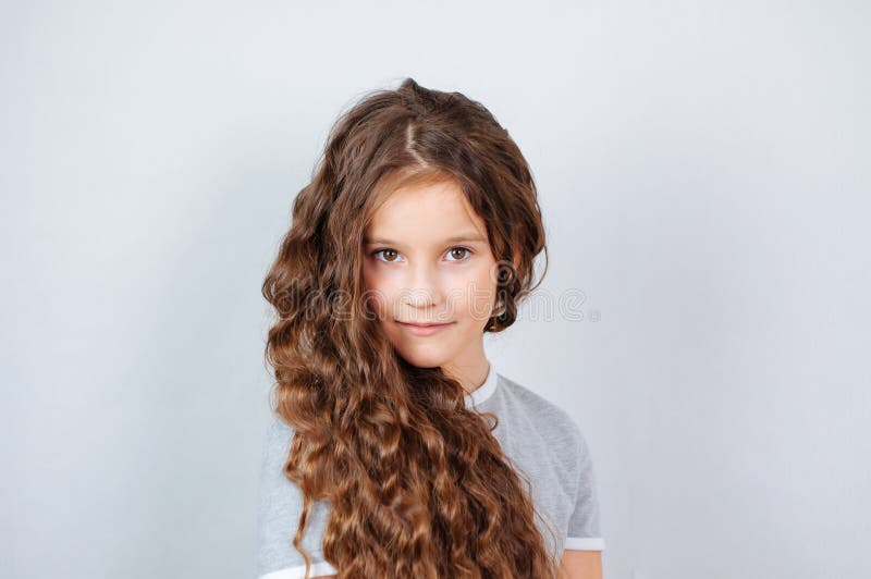 Piccolo ragazza del bambino che posa allo studio Bambino emozionale perfetto di modo del ritratto Bambino caucasico del bello fro immagini stock Piccolo ragazza del bambino che posa allo studio Bambino emozionale perfetto di modo del ritratto Bambino caucasico del bello fro immagini stock