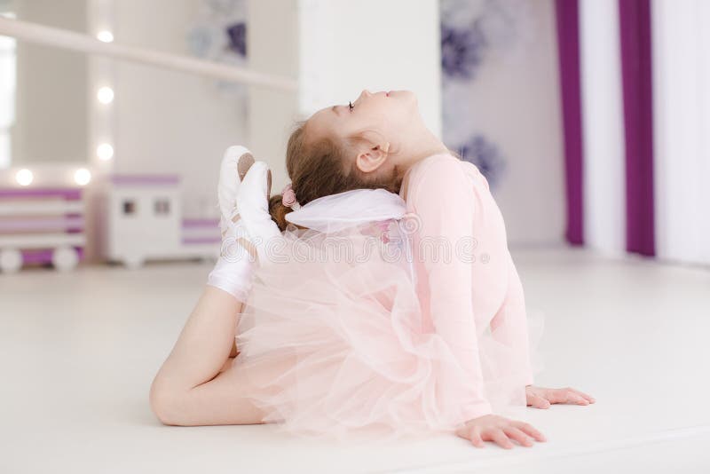 Piccolo ragazza sveglia nella classe nello studio di balletto immagine stock libera da diritti Piccolo ragazza sveglia nella classe nello studio di balletto immagine stock libera da diritti