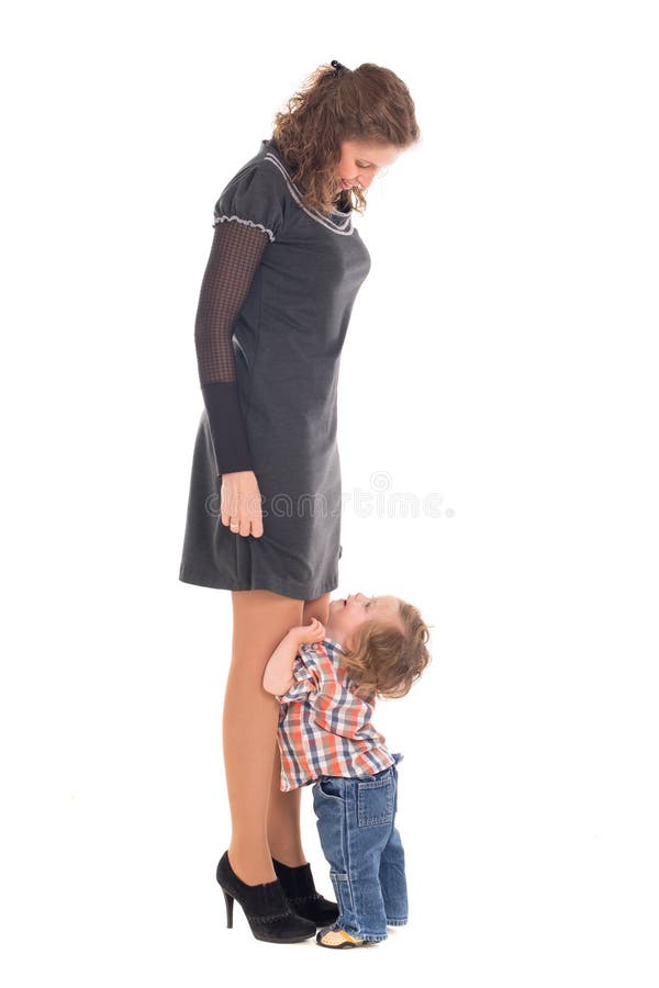 Piccolo ragazzo del bambino che esamina la sua mamma fotografia stock Piccolo ragazzo del bambino che esamina la sua mamma fotografia stock