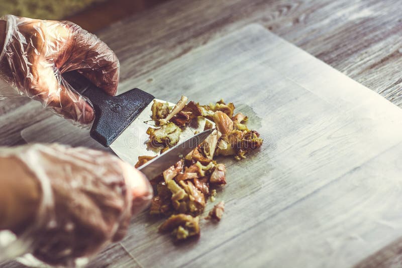 Piccolo taglio della fine della carne di pollo su Cottura erogatrice di kebab immagini stock Piccolo taglio della fine della carne di pollo su Cottura erogatrice di kebab immagini stock