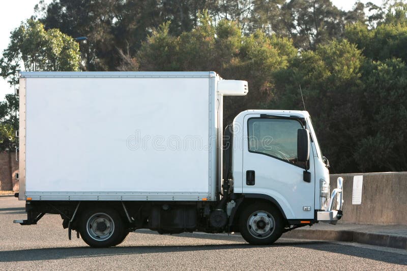 Piccolo veicolo leggero con il contenitore refrigerato immagini stock Piccolo veicolo leggero con il contenitore refrigerato immagini stock